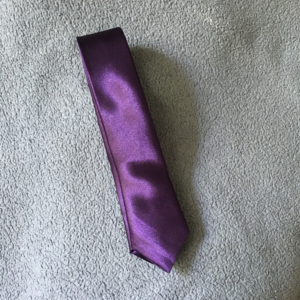 Men’s purple skinny tie